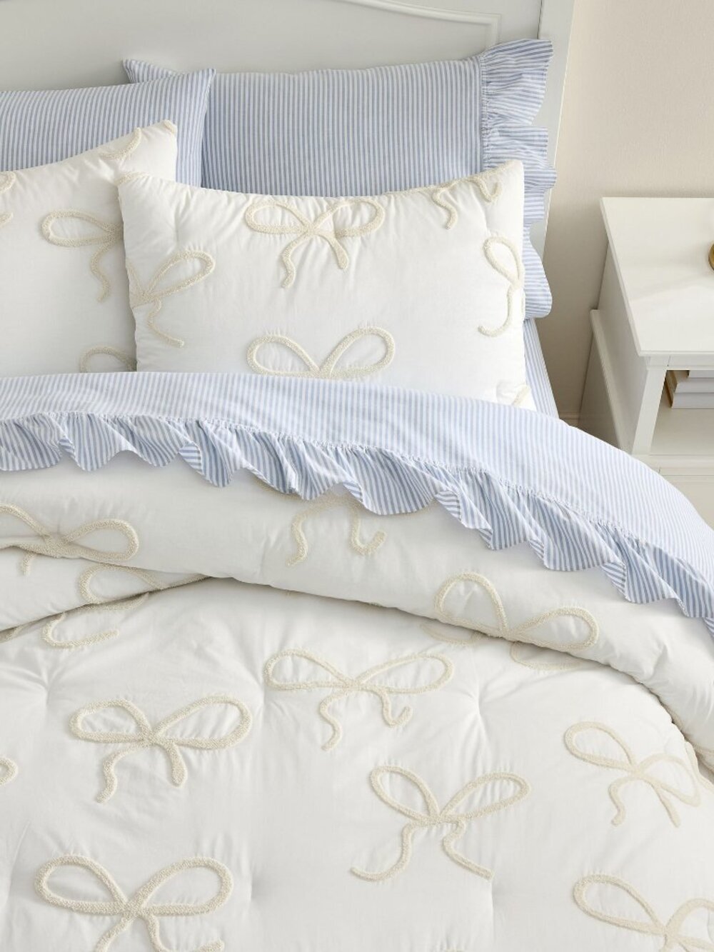 POTTERY BARN TEEN Dancing Bows Quilt in Ivory Size Twin/Twin XL